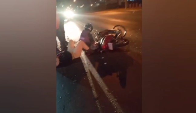 Duas pessoas ficam feridas após colisão entre carro e moto na Avenida Natalino Faust