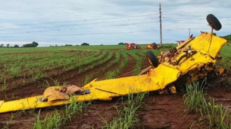 Avião de pequeno porte cai e mata piloto