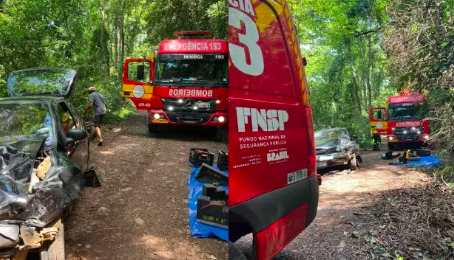 Colisão frontal entre carro e caminhão deixa vítima gravemente ferida