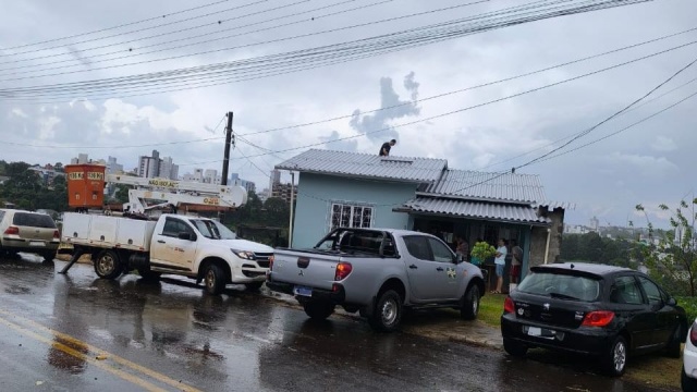 Fortes ventos causam destelhamentos