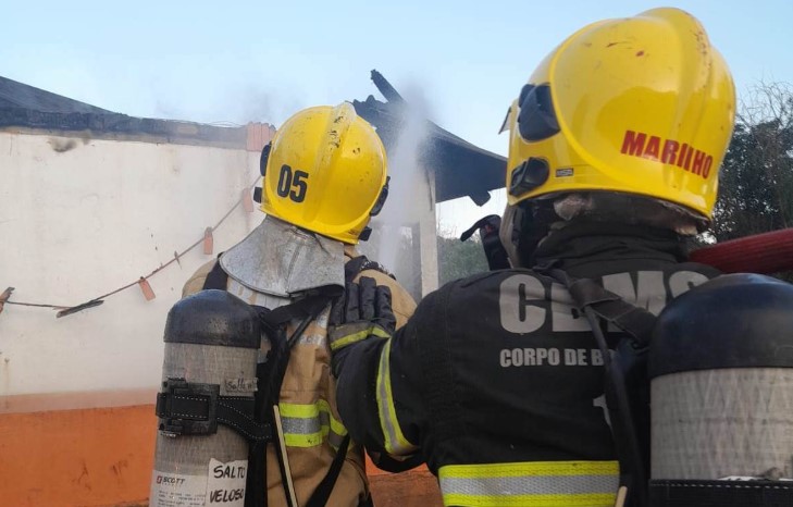 Bombeiros combatem incêndio em chiqueirão e salvam cerca de 1,7 mil leitões