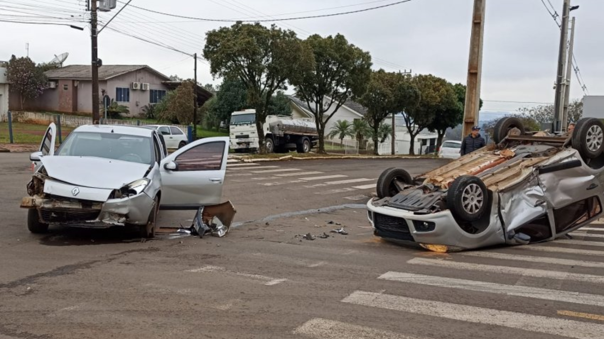 Três pessoas ficam feridas em colisão seguida de capotamento