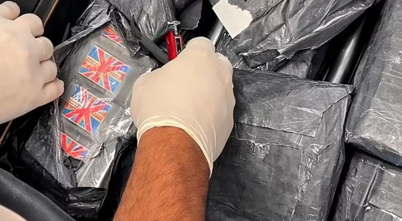 Estudante é presa com 10 kg de haxixe em fundo falso de mala no Aeroporto de Florianópolis