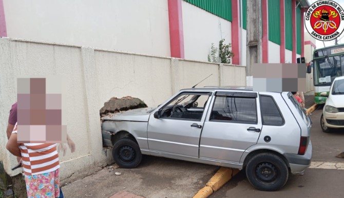 Idosa colide carro contra retroescavadeira e atinge muro no Meio-Oeste