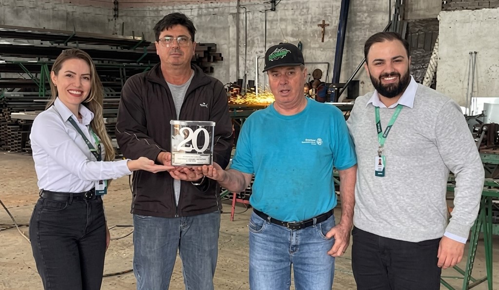 Metalúrgica Mapin completa 20 anos e recebe homenagem do Sicoob Vale Sul