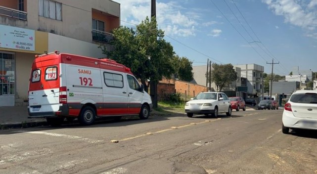 Mulher fica ferida após ser atropelada por carro