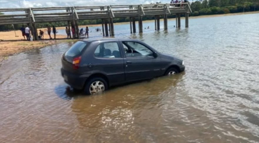 Nua, jovem em surto tenta entrar com veículo nas águas em balneário
