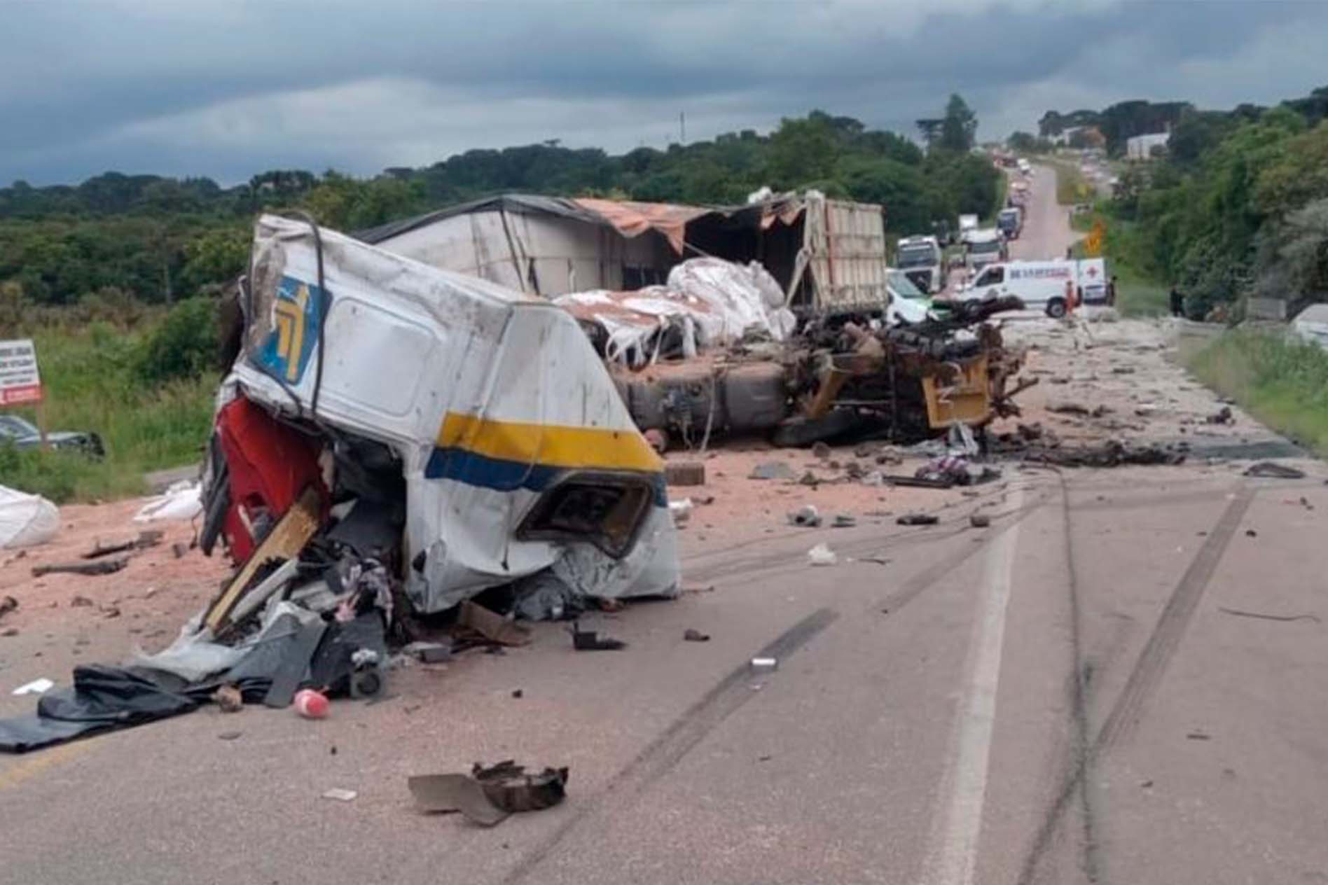 Caminhão com placas de Chapecó se envolve em acidente com mortes