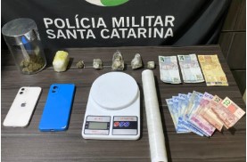 Dupla é detida após drogas serem encontradas em veículo e em residência