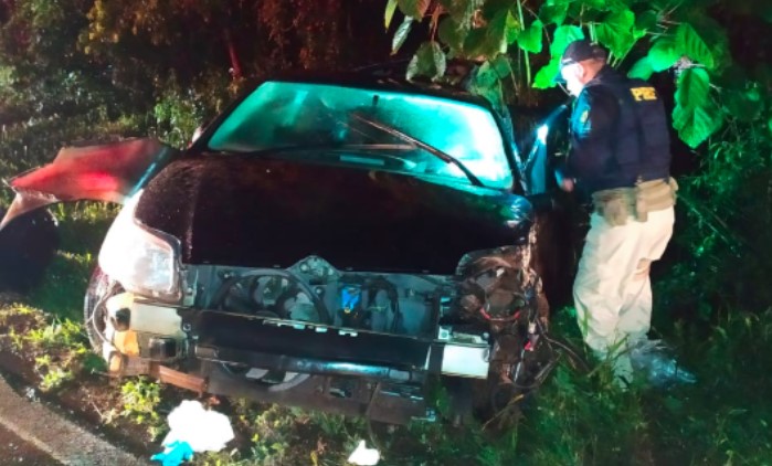 Crianças são ejetadas para fora de veículo após colisão na BR-282
