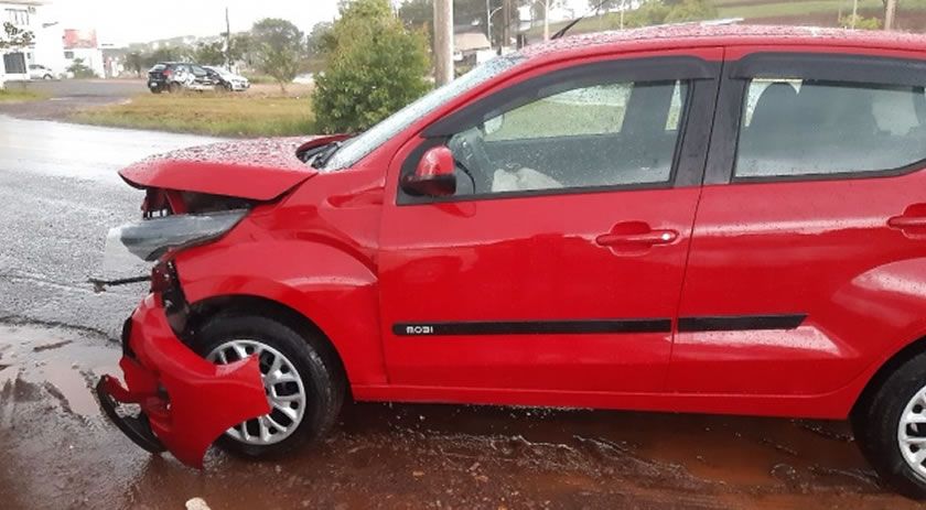 Acidente entre dois veículos deixa pelo menos um ferido