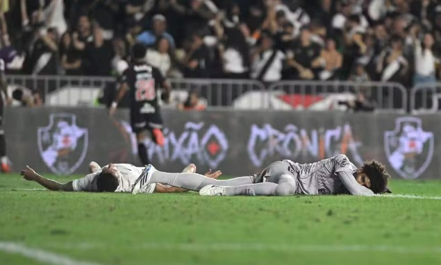 Timão sofre virada do Vasco nos minutos finais e volta à zona de rebaixamento
