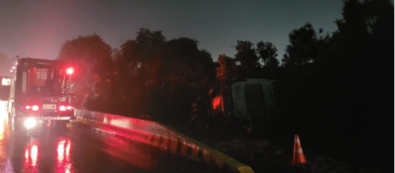 Ônibus com 39 pessoas cai de ribanceira em Lages e deixa 15 feridos