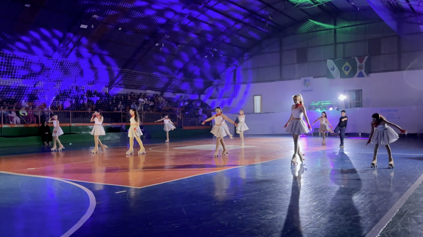 Patinação artística encanta e transforma noite em espetáculo