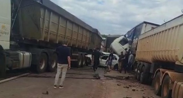 Engavetamento entre sete veículos deixa um morto na BR-163