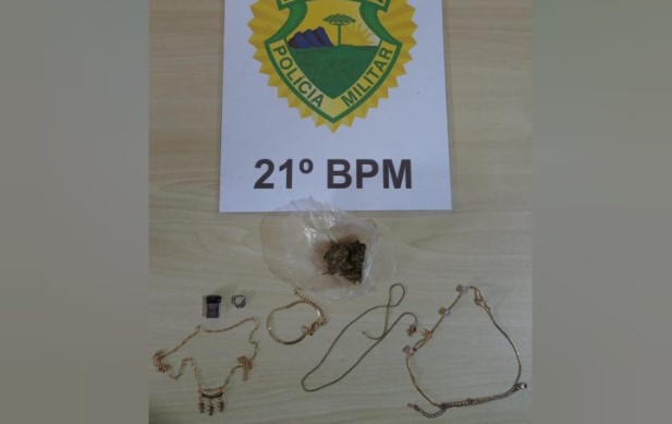 Homem é preso de posse de drogas, joias e bijuterias em pochete