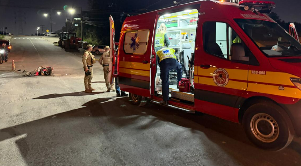 Motociclista perde parte da perna após grave colisão com caminhão em São Bento do Sul