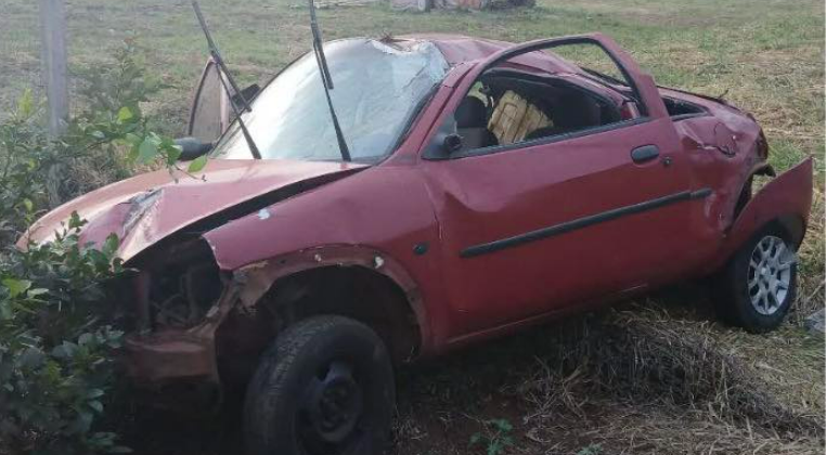 Mulher fica ferida após capotamento na PR-562