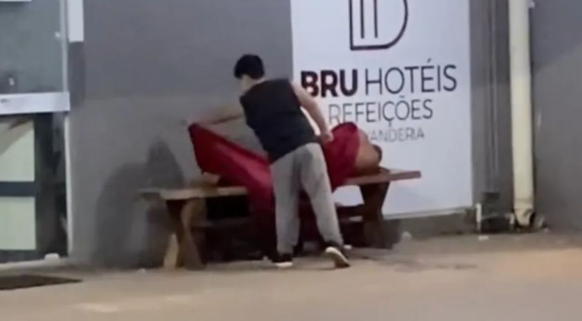 Criança viraliza ao cobrir morador de rua durante noite fria em MS: 'Ainda existe amor ao próximo'