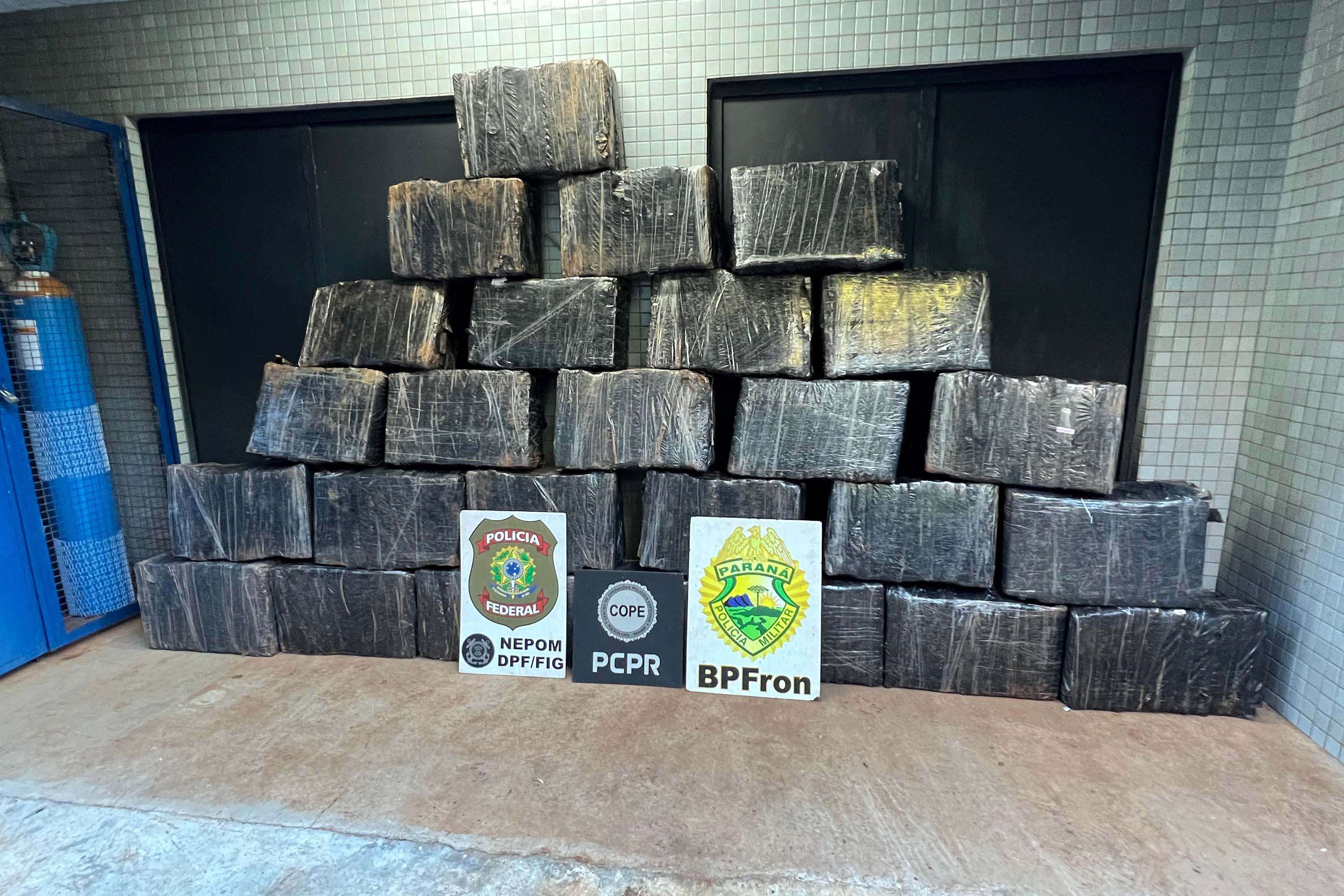 Dois homens são presos e 732 kg de maconha são apreendidos durante patrulhamento no rio Paraná