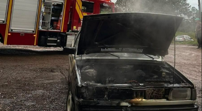 Incêndio atinge motor de veículo na Serra do BNH