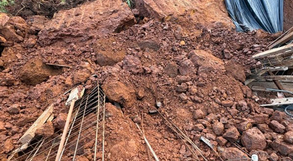 Três trabalhadores ficam soterrados durante obra