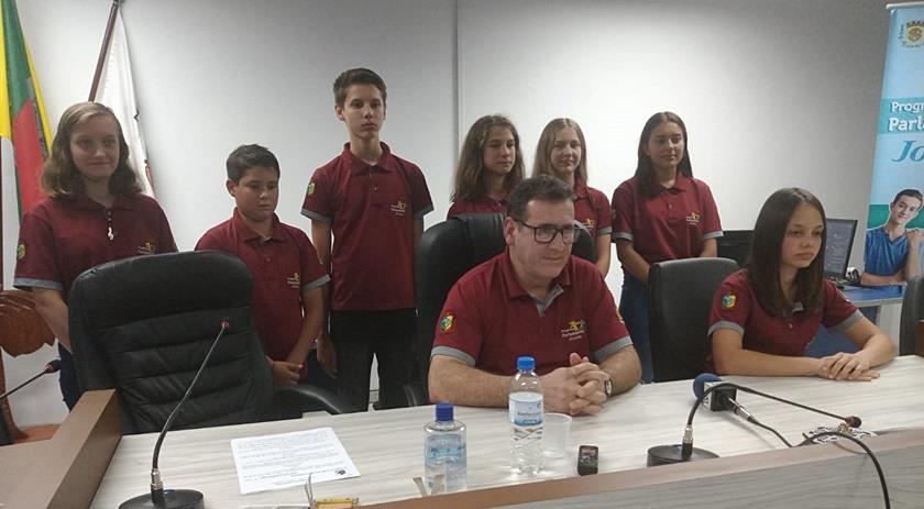 Vereadores mirins tomam posse de seus cargos