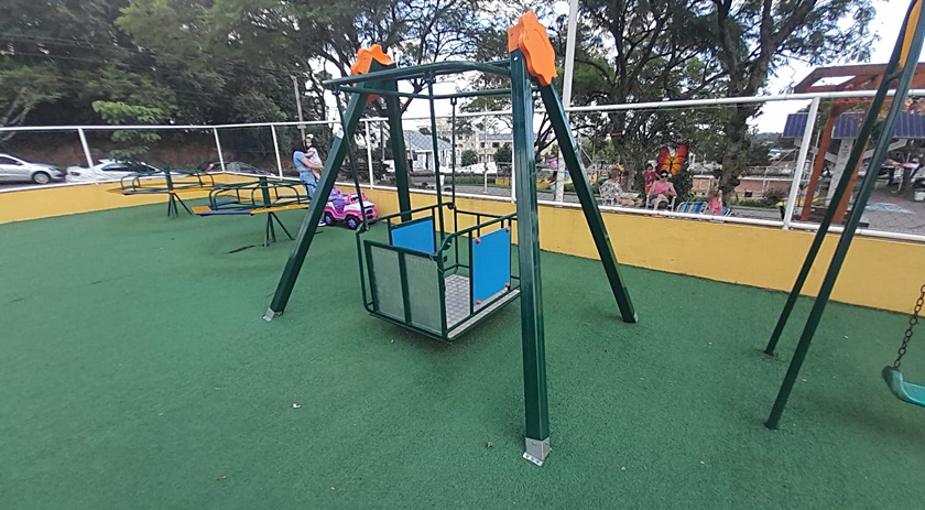 Brinquedo para crianças especiais é danificado na praça Dalilo Quintino Pereira