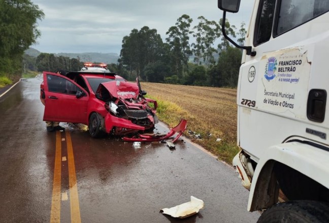 Condutor foge após colidir camionete carregada com vinho argentino com caminhão da prefeitura