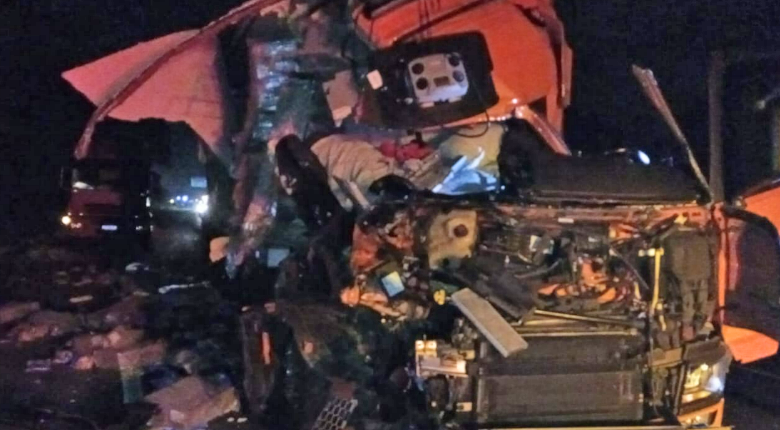 Motorista fica ferido após colisão entre caminhões na BR-158