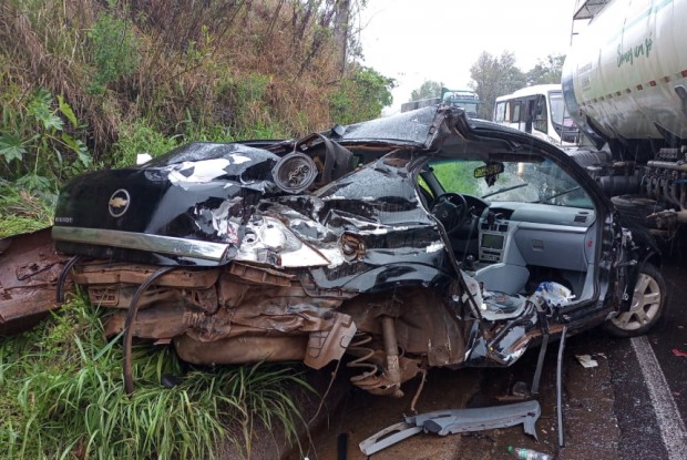 Colisão entre carro e caminhão deixa um morto e dois feridos na SC-155
