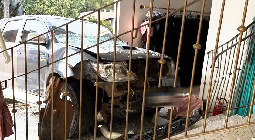 Hilux invade loja após colisão de forte impacto no Centro