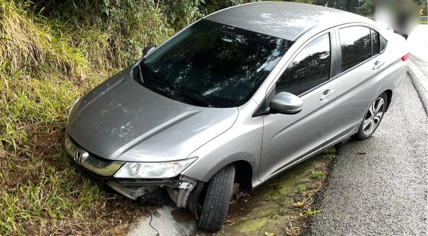 Condutor perde controle e veículo sai da pista