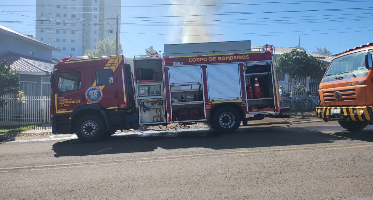 incêndio destrói residência no centro da cidade