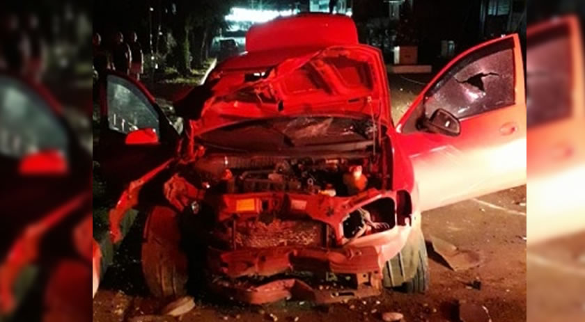 Carro bate contra poste e motorista fica gravemente ferido