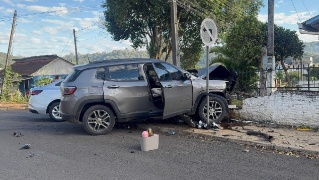 Forte colisão envolve dois veículos e deixa uma pessoa ferida