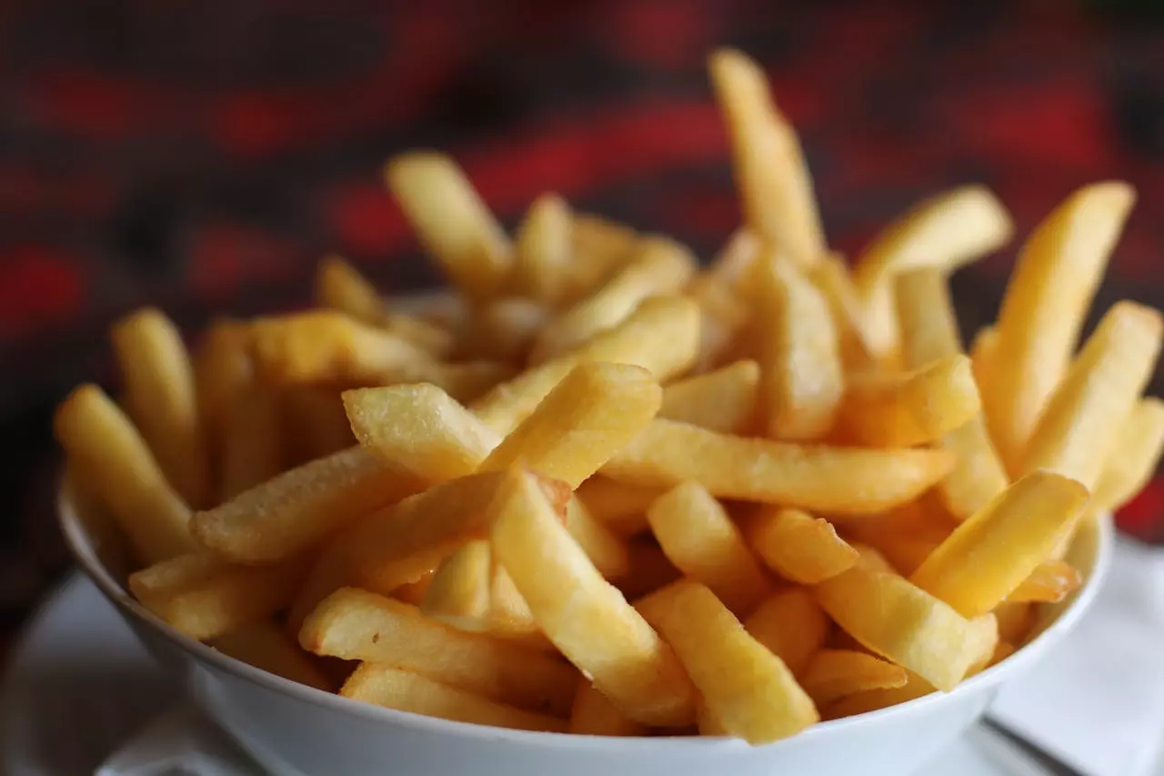 Batata frita na Air Fryer: aprenda a deixá-la crocante por fora e macia por dentro