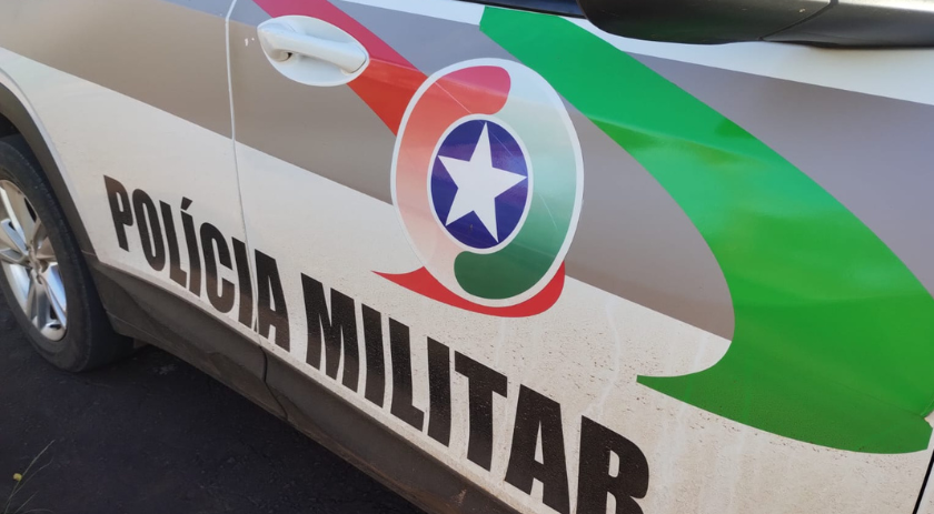 Homem ameaça companheira com arma branca durante discussão por ciúmes