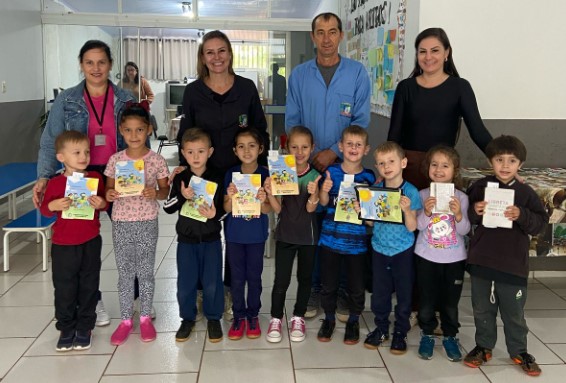 ESF Idamar realiza ação de verificação de carteiras de vacinação na Escola Vila Marina