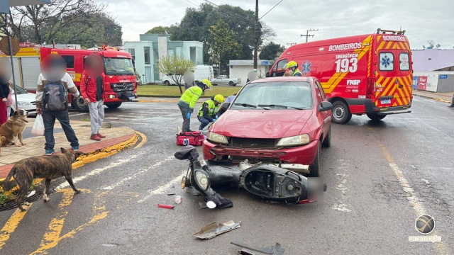 Colisão entre carro e moto deixa dois jovens feridos no centro