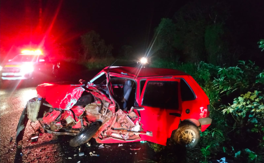 Motorista de carro sofre ferimentos graves em colisão contra caminhão no Oeste