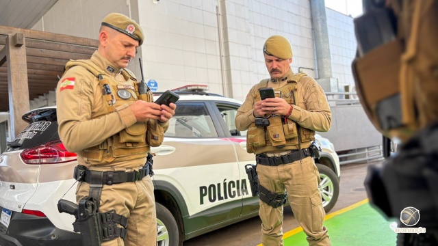 PM recupera carro furtado e prende quatro pessoas