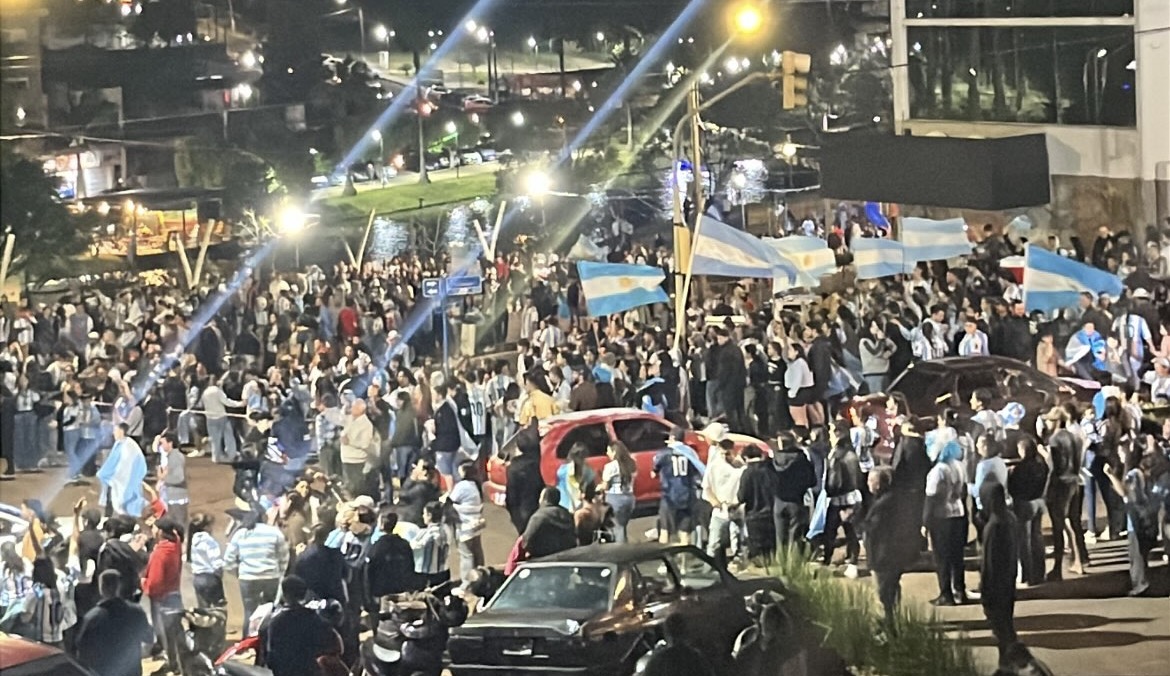 Policial argentino é esfaqueado durante confusão e suspeito foge para o Brasil