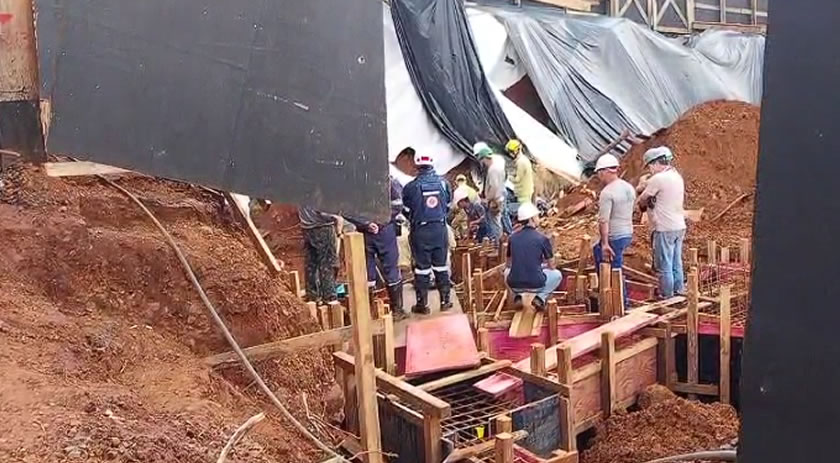 Trabalhador é resgatado com vida após ficar soterrado em obra