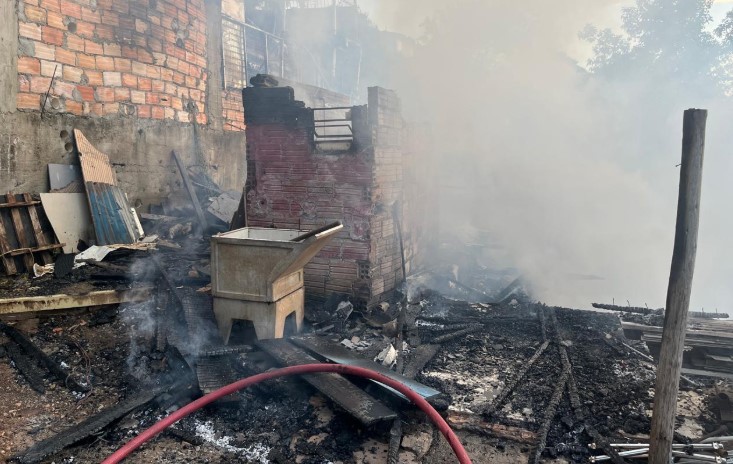 Residência é destruída por incêndio