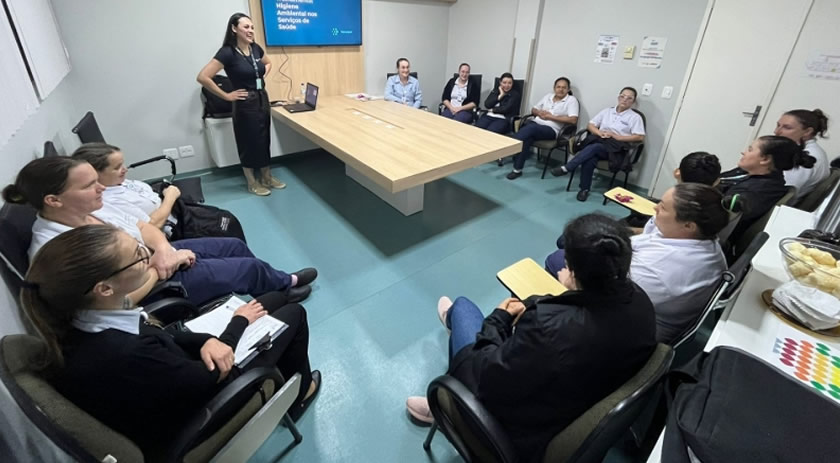 Equipe de higienização do Hospital Regional Terezinha Gaio Basso - Instituto Santé participa de treinamento sobre higiene ambiental