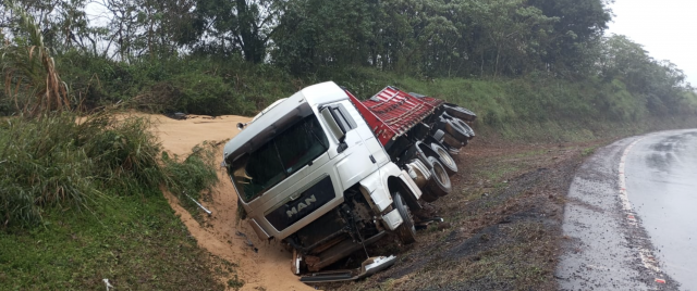 Carreta com trigo tomba às margens da BR-282
