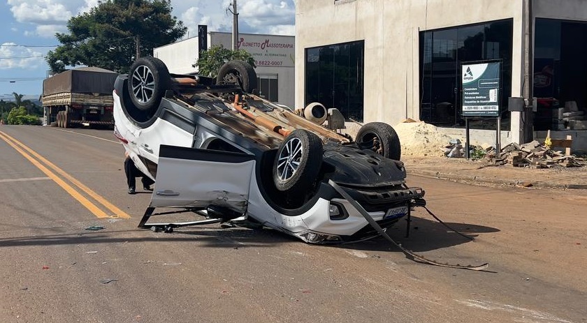 Condutora perde controle, atropela pedestre, bate em outros dois carros e capota