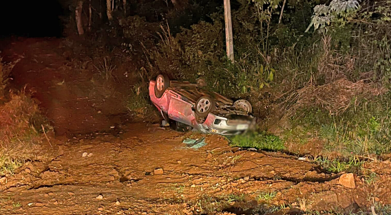 Capotamento deixa duas pessoas feridas; vítima fica presa às ferragens