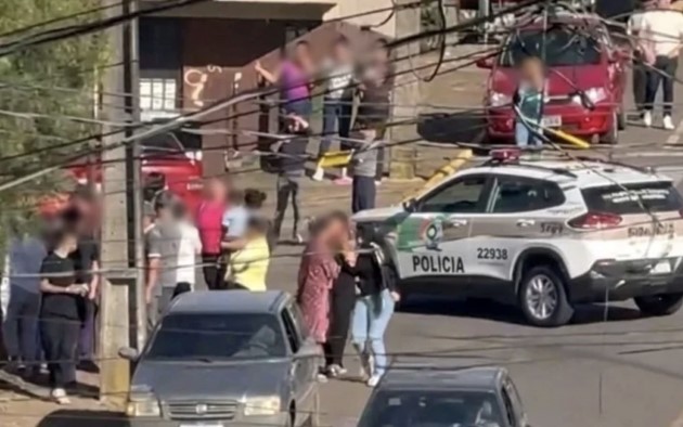Homem armado com faca tenta entrar em creche e avança contra policiais em SC